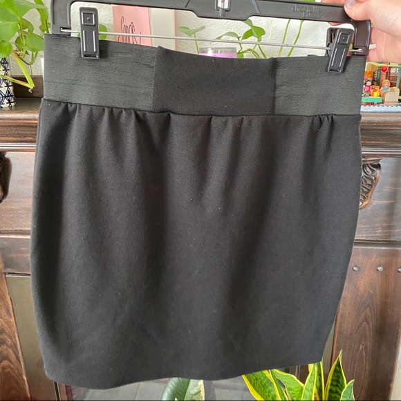 Black mini skirt - Picture 3 of 3